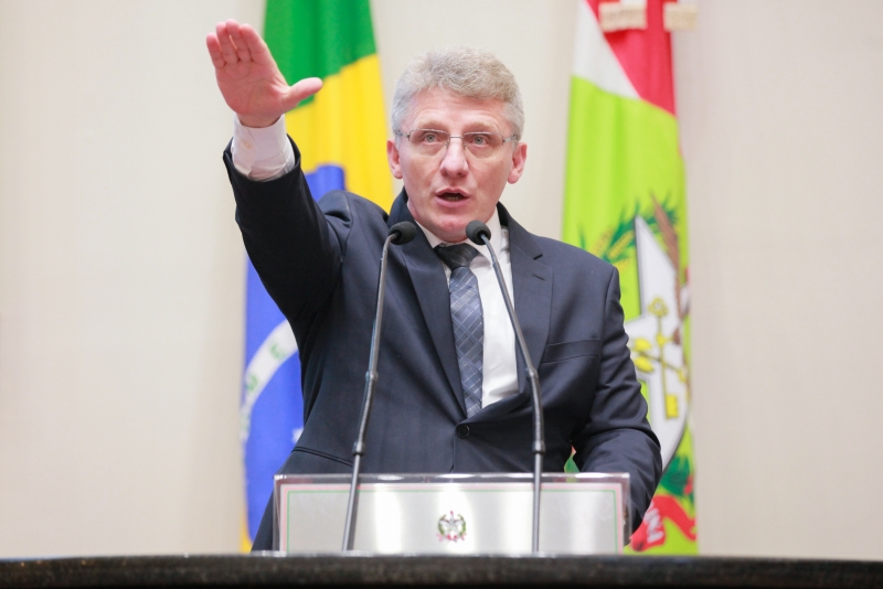 Gerri Consoli tomou posse e fez seu primeiro discurso na tarde desta ter&ccedil;a-feira (16) – Foto: Vicente Schmitt/Ag&ecirc;ncia AL/Reprodu&ccedil;&atilde;o/ND