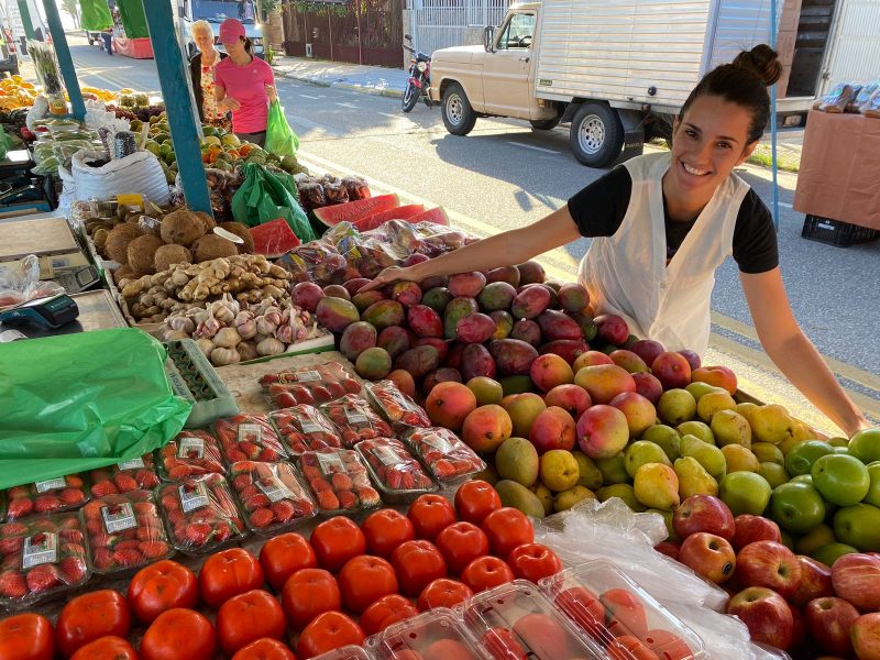 “Fiz faculdade, mas n&atilde;o quis abandonar a Feira do Hortifr&uacute;ti. &Eacute; uma voca&ccedil;&atilde;o da fam&iacute;lia. Quero transmitir isso aos meus filhos&rdquo;, Daiane Hinkel, feirante – Foto: Windson Prado/ND