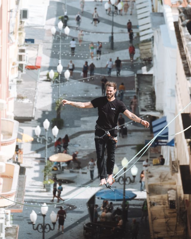 No anivers&aacute;rio de Florian&oacute;polis Rafael Bridi fez highline na pra&ccedil;a 15 de Novembro – Foto: Angelo Maragno/Divulga&ccedil;&atilde;o/ND