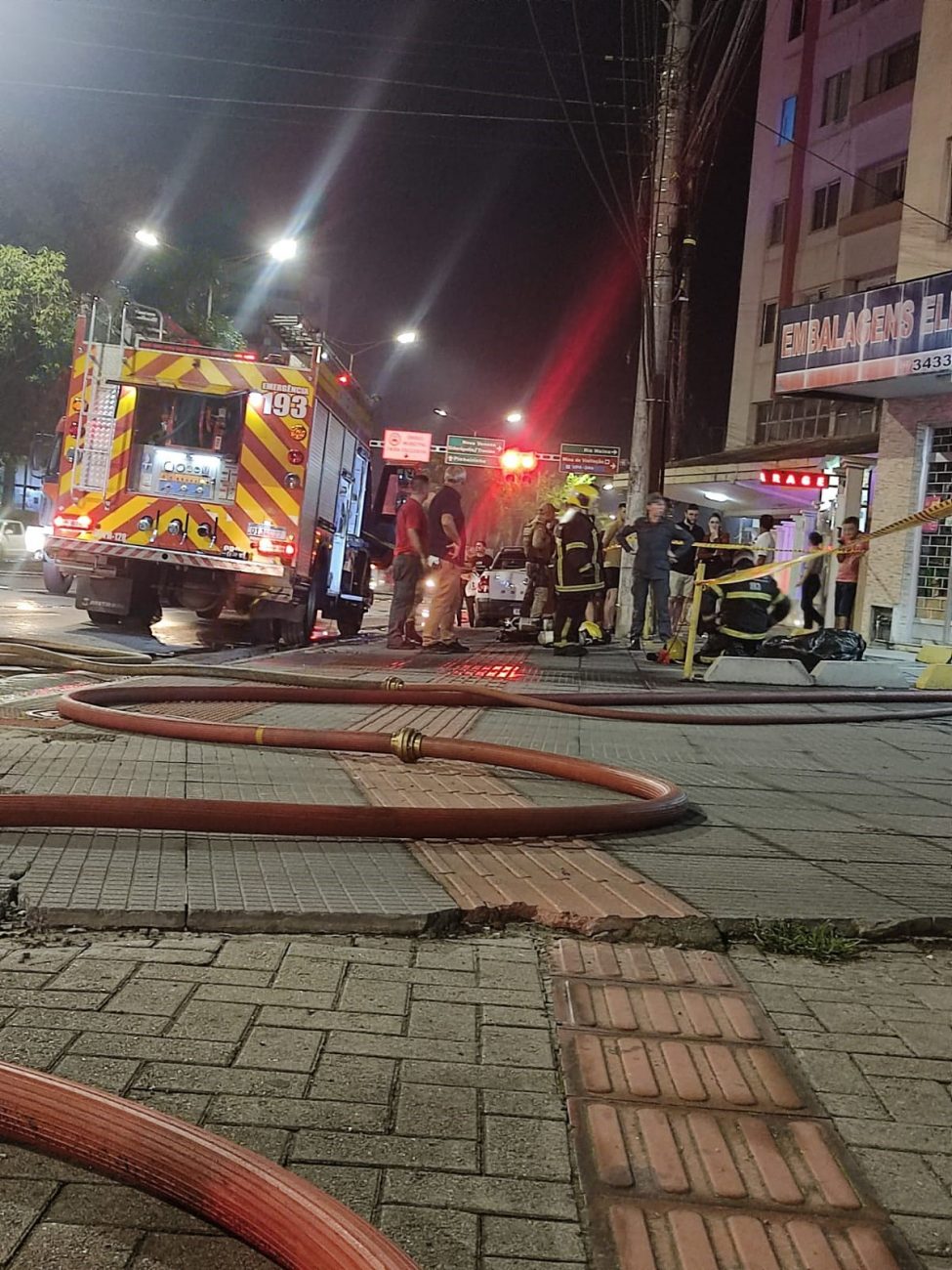 Incêndio foi registrado na noite deste sábado (6) - Maryele Cardoso/Divulgação/ND