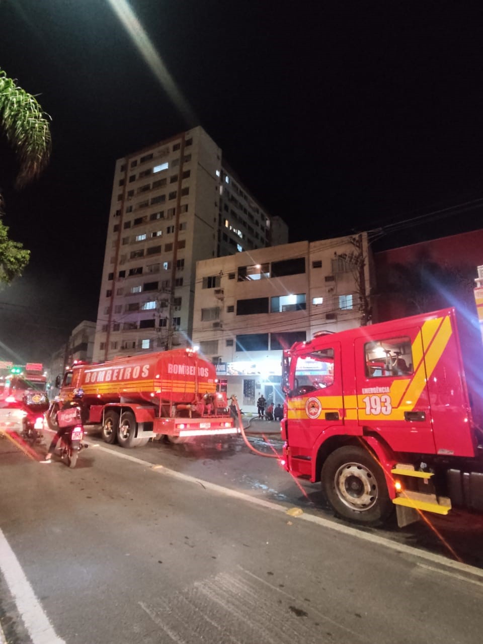 Chamas foram controladas pela equipe dos bombeiros - Maryele Cardoso/Divulgação/ND