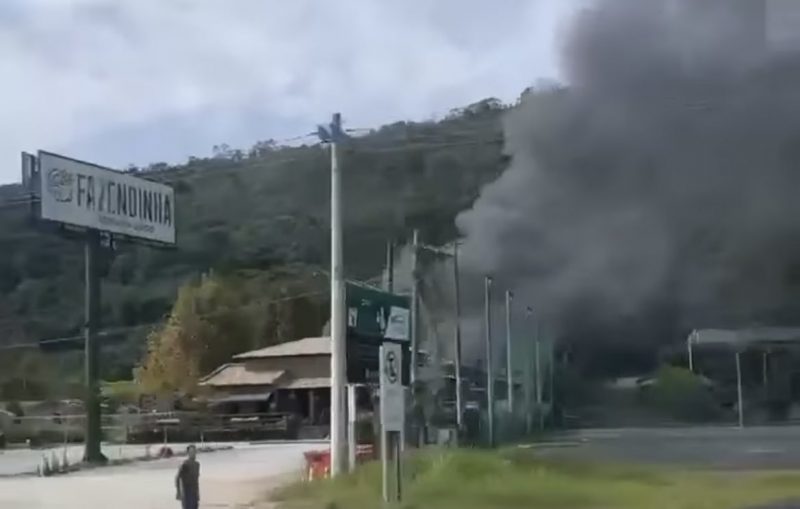 Incêndio aconteceu na manhã de domingo (21)