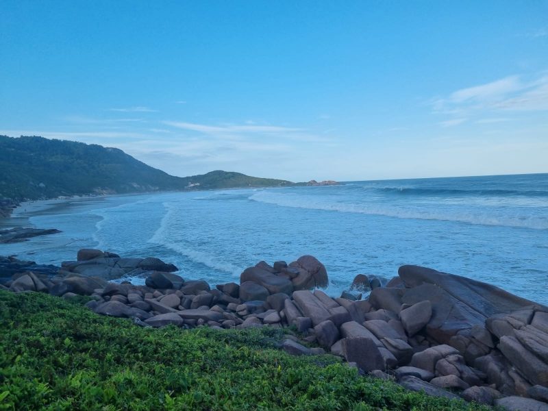 Para os defensores da Galheta como uma praia de nudismo em Florianópolis, a prática não tem nada a ver com os atos criminosos praticados no local - Foto: Ana Schoeller/ND