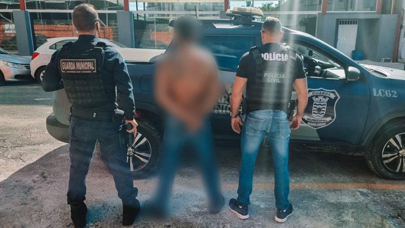 Foragido foi flagrado pela pol&iacute;cia com armas de fogo em casa – Foto: GMBC/Divulga&ccedil;&atilde;o