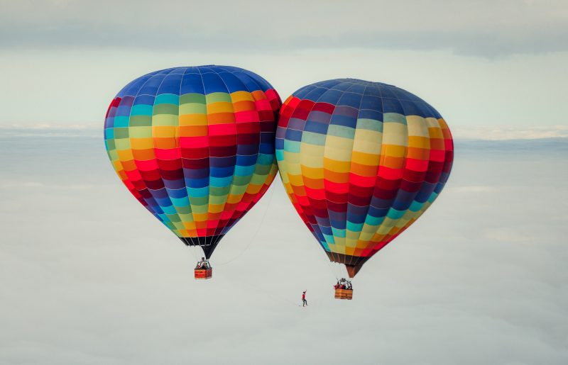 Travessia de highline entre bal&otilde;es sobre o mar na cidade de Torres (RS), em 2022 – Foto: Divulga&ccedil;&atilde;o/ND