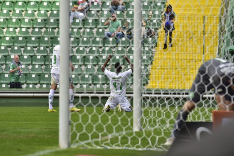 David comemora o primeiro gol do Juventude na Arena Condá contra a Chapecoense