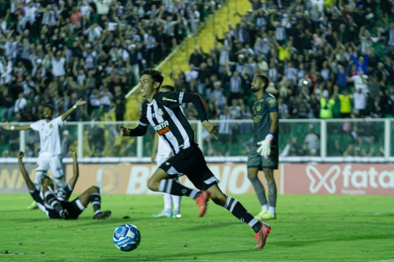 Torcida do Figueirense (em bom número ao fundo) comemora o gol de Renan Bernabé na virada contra a Aparecidense