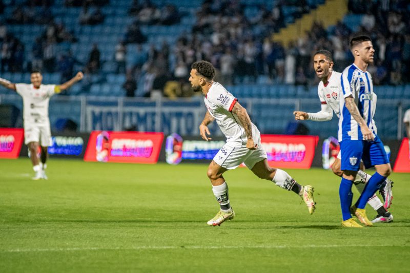 Wellington Nem comemora o gol do Vitória sobre o Avaí após erro na saída de bola do Leão