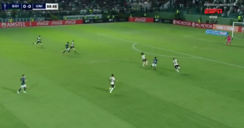 Apodi faz golaço em jogo do Goiás na Sul-Americana