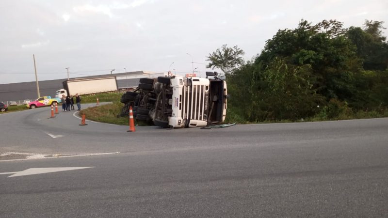 Veículo Scania tombou em uma alça de acesso entre a BR-470 e a SC-108, na noite de quinta-feira (18)