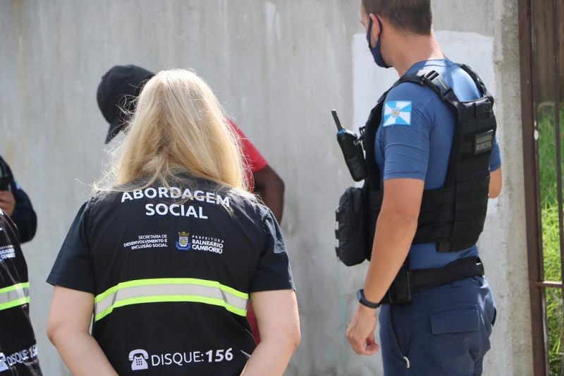 Guarda Municipal armada foi proibida de atuar na condução de pessoas em situação de rua em Balneário Camboriú; imagem mostra abordagem das pessoas