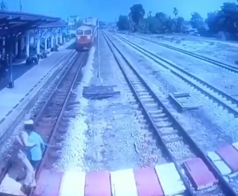 A station worker rescues an elderly woman seconds before she is hit by a train.  – Photo: State Railway of Thailand/Reproduction/ND