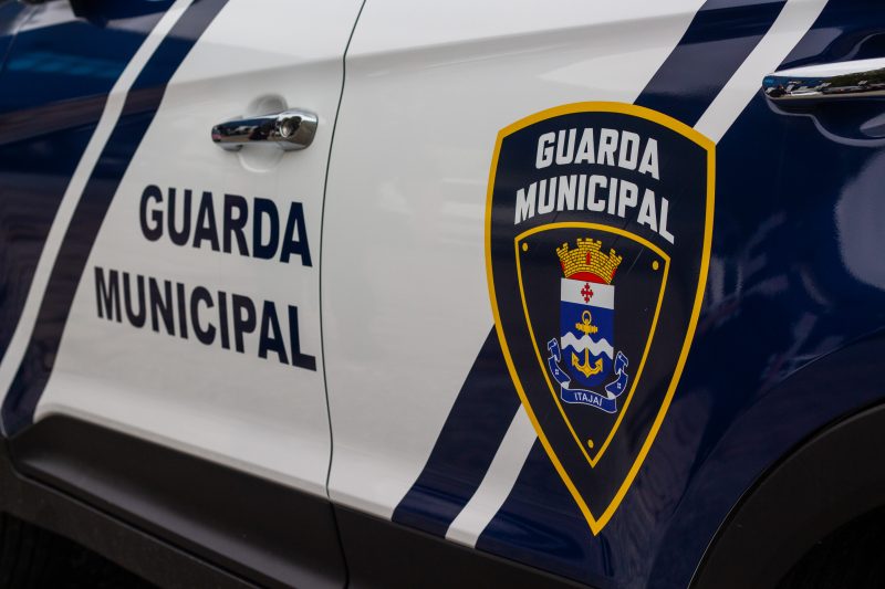 Viatura da Guarda Municipal de Itajaí , homem armado invade escola municipal 
