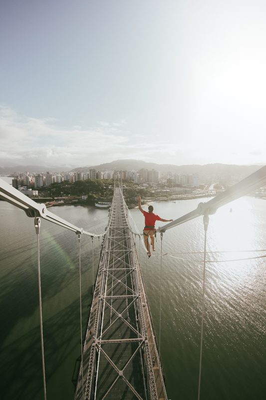 Rafa Bridi desafia a gravidade caminhando em fitas nas alturas. Recentemente ele cruzou a ponte Herc&iacute;lio Luz – Foto: Natural Extremo/Divulga&ccedil;&atilde;o/ND