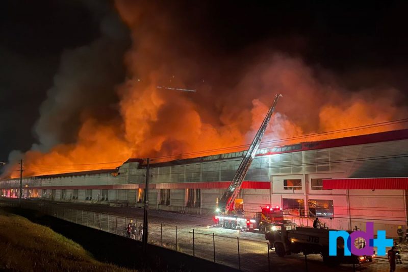The fire started early Thursday evening – Photo: Ricardo Alves/NDTV