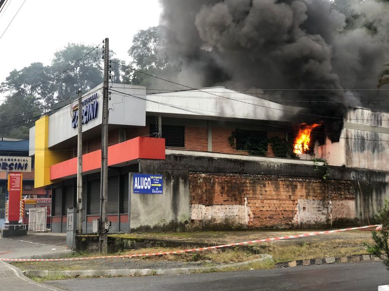 Depósito pega fogo e bombeiros utilizam 3 mil litros de água no combate -  Oeste Mais