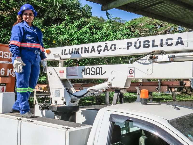 Primeira mulher eletricista da prefeitura de Brusque