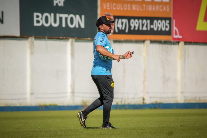 Luizinho Lopes durante treino do Brusque