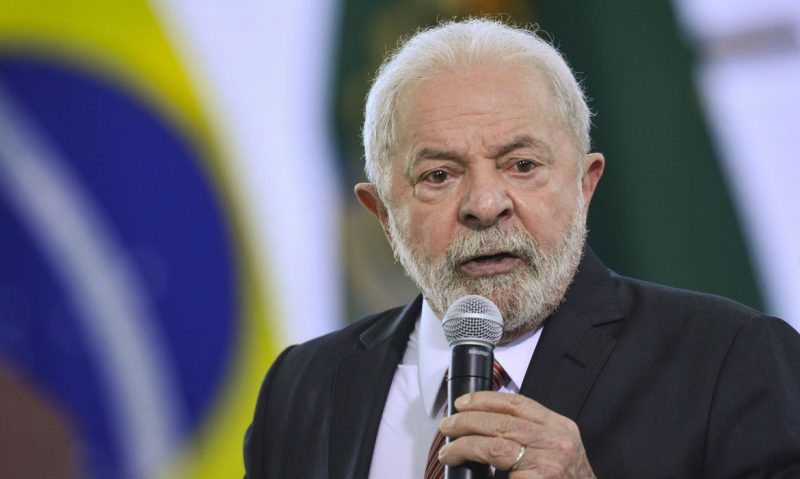 President Luiz Inácio Lula da Silva underwent surgery on his right hip this Friday (29) in Brasilia.