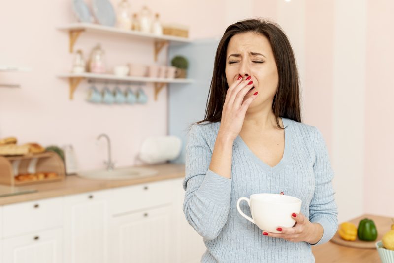 Das Bild zeigt eine Person, die nach dem Verzehr von Zitrusfrüchten an einer Allergie leidet