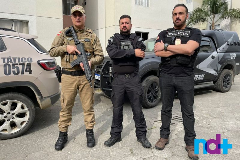 [&Agrave; esq.] M&aacute;rcio Leandro Reisdorfer, comandante do 5&ordm; Comando Regional de Pol&iacute;cia Militar, o policial penal Anderson Rodrigo Souza e o delegado Rafaello Ross [&agrave; dir.] – Foto: Felipe Bambace/NDTV