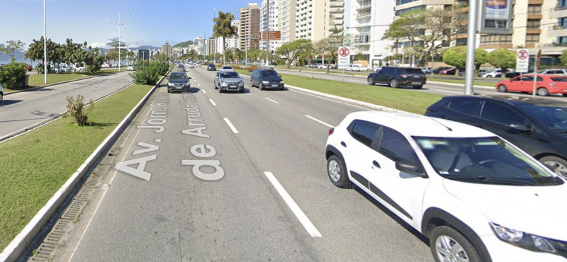 The collision took place on the streets of Avenida Hornalista Rubens de Arruda Ramos and Rua Desembargador Arno Höschl in Florianopolis.  Photo: Google Street/Reproduction/ND