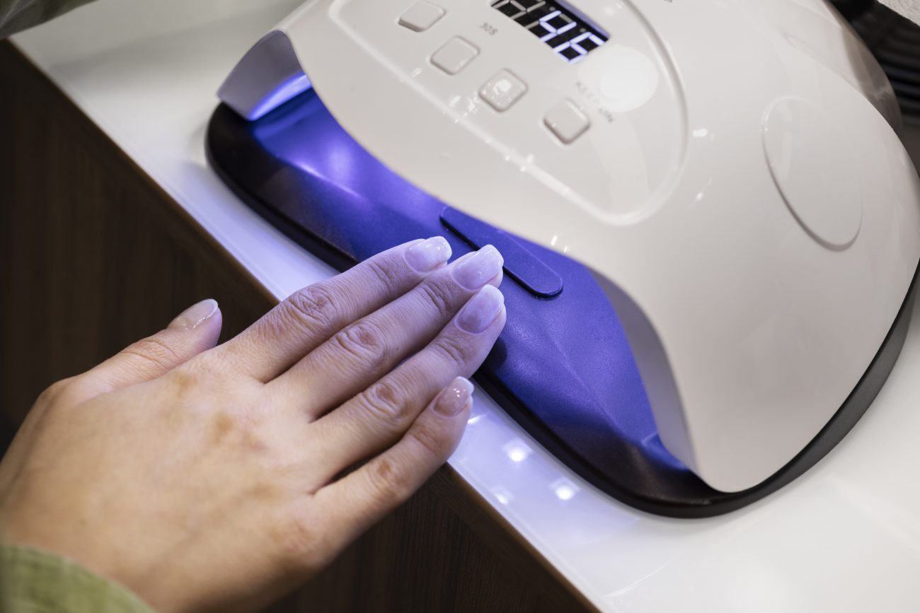 Substâncias são usadas em unhas artificiais em gel ou esmaltes que precisam ser expostos à luz ultravioleta