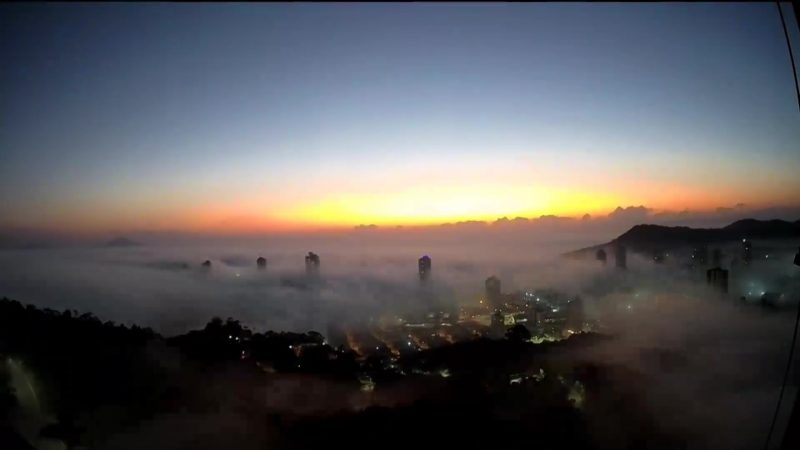 Cidade encobrida pelo nevoeiro