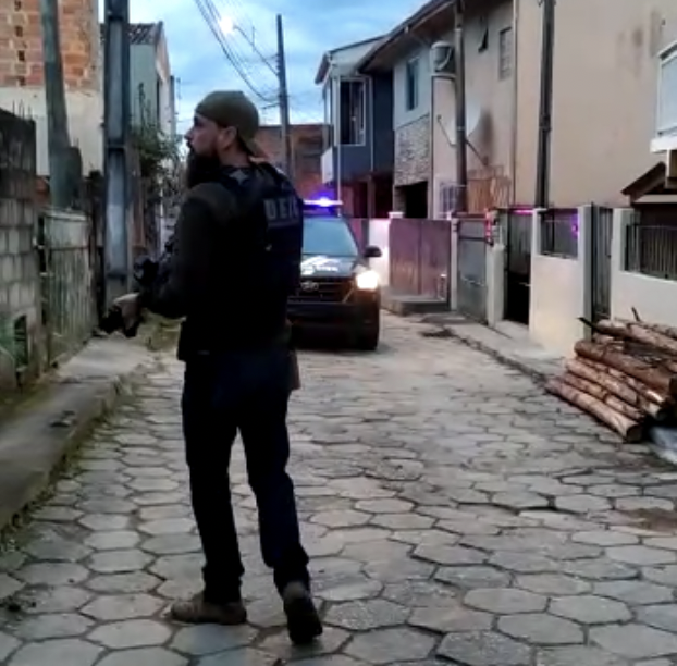 Segundo a Pol&iacute;cia Civil, a opera&ccedil;&atilde;o apura os crimes de com&eacute;rcio ilegal de armas de fogo, tr&aacute;fico de drogas e associa&ccedil;&atilde;o ao tr&aacute;fico na regi&atilde;o. – Foto: PCSC/Divulga&ccedil;&atilde;o/ND