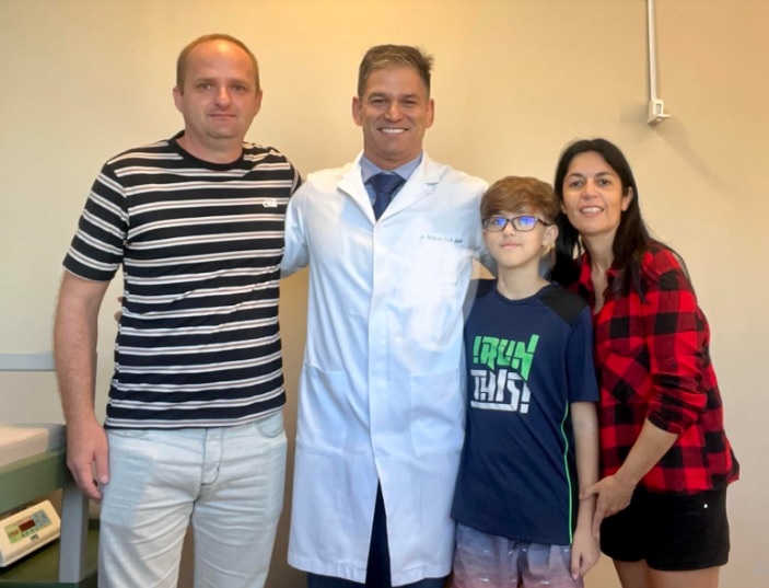 Patient Pedro, aged 12, with his family and doctor who treated him, Dr. Walter – Photo: UGF/Disclosure