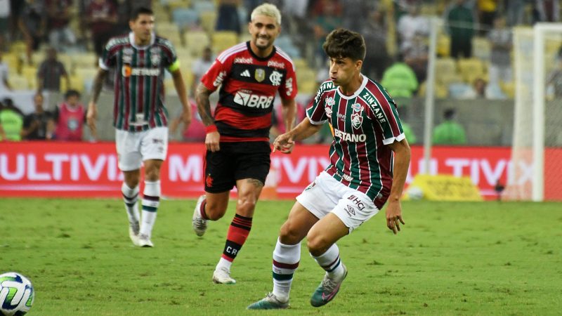 Arrascaeta (ao fundo) perdeu duas boas chances para o Flamengo – Foto: Mailson Santana/Fluminense FC/ND