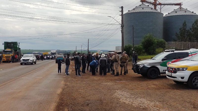 Um dos bloqueios &eacute; em Abelardo Luz. – Foto: PMRv/Reprodu&ccedil;&atilde;o/ND