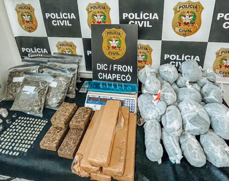 Homem é preso em flagrante após polícia descobrir depósito de drogas.