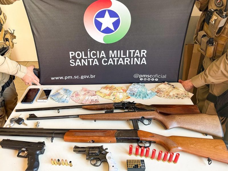 Os suspeitos foram abordados no acesso a Chapec&oacute;/SC, cerca de 55 km do local do crime. – Foto: Pol&iacute;cia Militar/Reprodu&ccedil;&atilde;o/ND