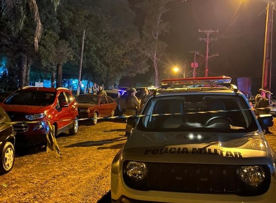 A troca de tiros aconteceu na noite de sábado (20) durante um evento do município que contava com a segurança da polícia.  &#8211; Foto: Polícia Militar/Reprodução/ND