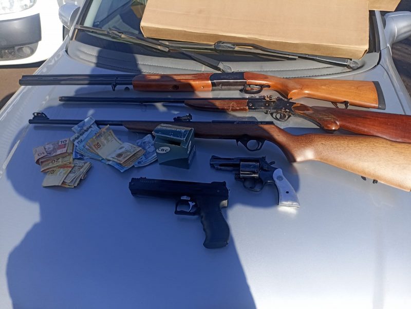 No assalto a dupla levou armas e munições, além de um carro e dinheiro. 