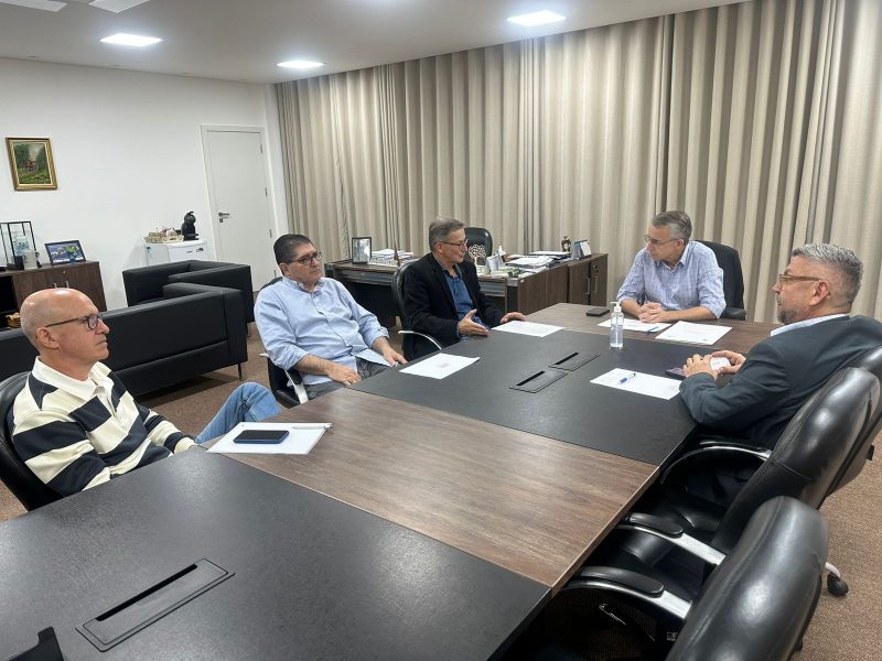 Prefeito se reúne com diretores