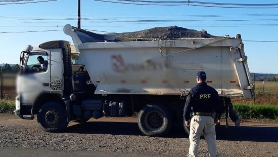 PRF de Rio do Sul Flagra caminhão arqueado com excesso de peso