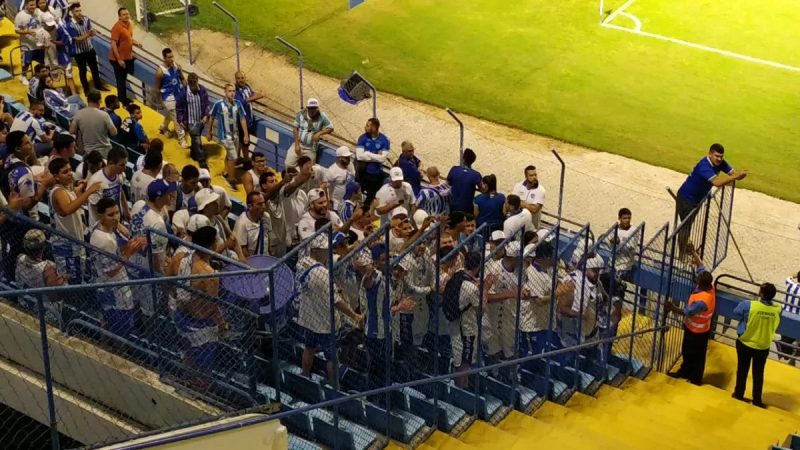 Com mesmo 'roteiro', últimos dois jogos em casa do Avaí na Série B terminaram em protestos