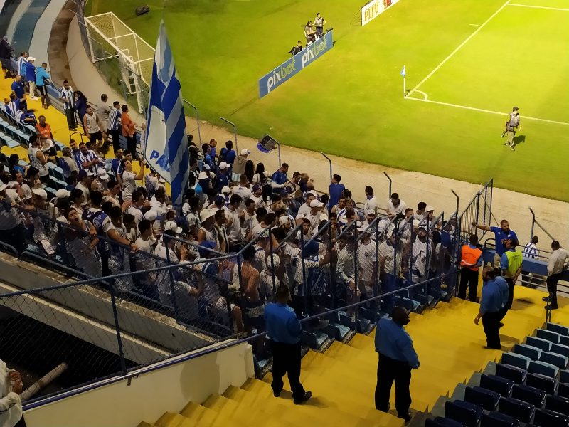 Torcida do Avaí direcionou protesto contra Alex no intervalo