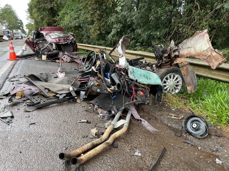 Engavetamento entre carreta-cegonha, caminhões e moto deixa uma