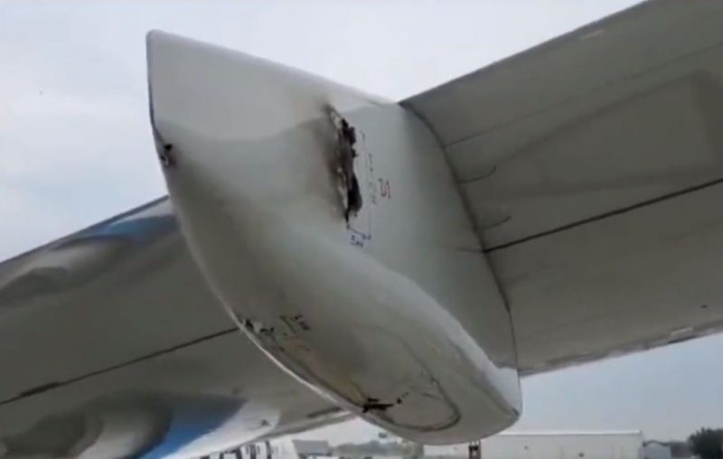 raio acerta avião em cheio