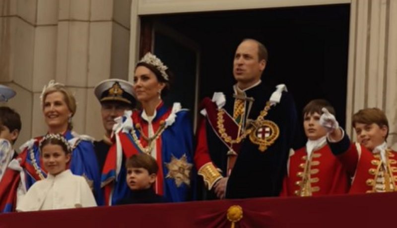 Príncipe William ao lado de Kate Middleton na coroação do rei Charles III