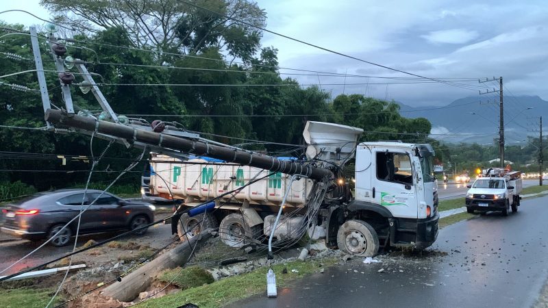 Caminhão deixa 18.000 unidades sem energia elétrica