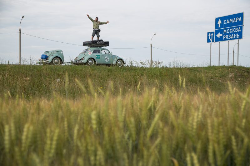 Livro 'A vida cabe em um Fusca' conta as histórias do fotógrafo Nauro Júnior 