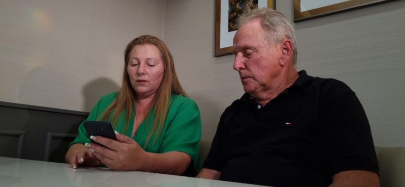 Valmor e Sandra foram surpreendidos com mensagens relatando a acusação da coluna – Foto: Anderson Antunes/NDTV