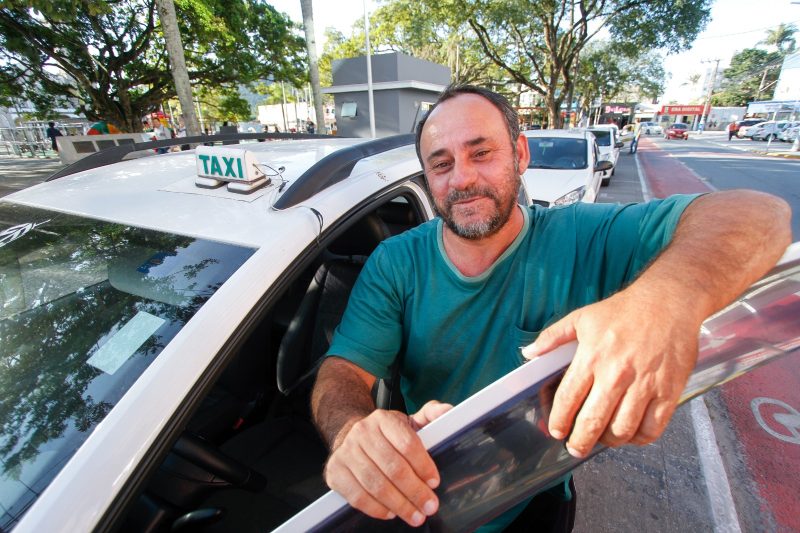 O motorista de táxi, José Osni de Carvalho, diz que Biguaçu melhorou - Foto: Leo Munhoz/ND