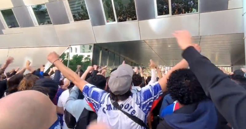 Torcida do PSG em protesto contra Messi e Neymar