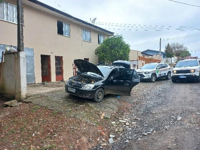 Homens foram abordados em um ve&iacute;culo – Foto: Pol&iacute;cia Militar/Divulga&ccedil;&atilde;o