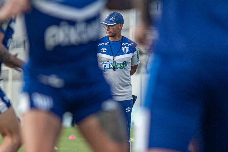 Técnico Alex de Souza durante treino do Leão da Ilha